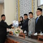 DPRK Banda Aceh meminta Pemko melalui dinas terkait segera menata kawasan taman di bawah jembatan fly over Simpang Surabaya. Permintaan disampaikan Banggar melalui M. Zidan Al Hafidh dalam rapat paripurna penyampaian pandangan terhadap Raqan LKPJ Wali Kota, Kamis 23 Juli 2026.