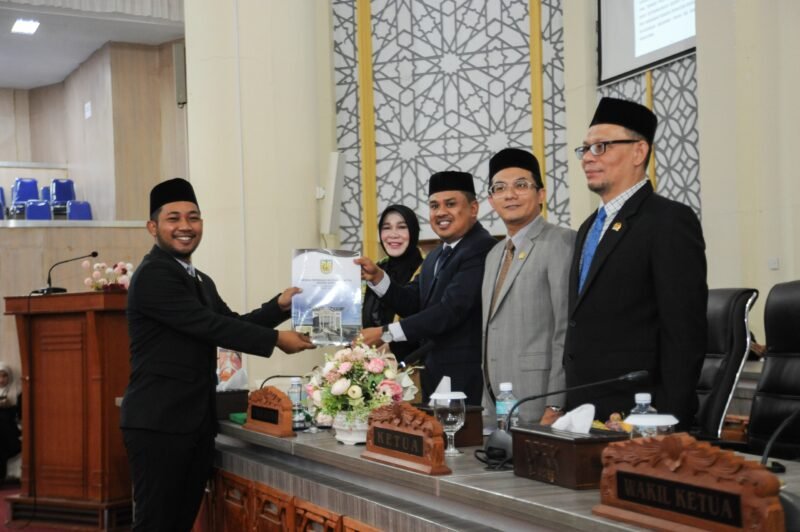 DPRK Banda Aceh meminta Pemko melalui dinas terkait segera menata kawasan taman di bawah jembatan fly over Simpang Surabaya. Permintaan disampaikan Banggar melalui M. Zidan Al Hafidh dalam rapat paripurna penyampaian pandangan terhadap Raqan LKPJ Wali Kota, Kamis 23 Juli 2026.