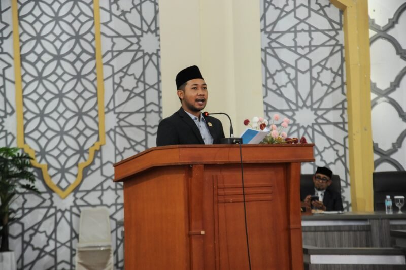 DPRK Banda Aceh meminta Pemerintah Kota mengambil langkah tegas terhadap pelaku usaha yang melanggar Garis Sempadan Bangunan di sejumlah lokasi. Permintaan itu disampaikan Banggar DPRK melalui M Zidan Al Hafidh dalam rapat paripurna penyampaian pandangan terhadap Rancangan Qanun LKPJ Wali Kota, Kamis 23 Juli 2026. 