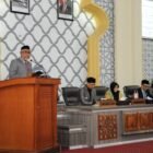 Wakil Ketua II DPRK Banda Aceh Dr. Musriadi memimpin rapat paripurna dalam rangka mendengarkan jawaban Wali Kota terkait pendapat, usul, dan saran Badan Anggaran terhadap Rancangan Qanun LKPJ Wali Kota Banda Aceh TA 2025. Rapat berlangsung di Gedung DPRK Banda Aceh, Kamis 23 Juli 2026.