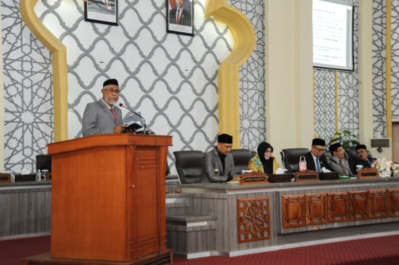 Wakil Ketua II DPRK Banda Aceh Dr. Musriadi memimpin rapat paripurna dalam rangka mendengarkan jawaban Wali Kota terkait pendapat, usul, dan saran Badan Anggaran terhadap Rancangan Qanun LKPJ Wali Kota Banda Aceh TA 2025. Rapat berlangsung di Gedung DPRK Banda Aceh, Kamis 23 Juli 2026.