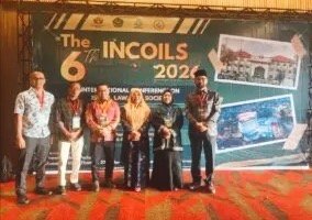 Jajaran pimpinan Pascasarjana UIN Ar-Raniry Banda Aceh berfoto bersama di sela-sela kegiatan FORDIPAS ke-13 dan INCOILS ke-6 di Padang. Keikutsertaan ini bertujuan memperluas jejaring riset dan kerja sama internasional.