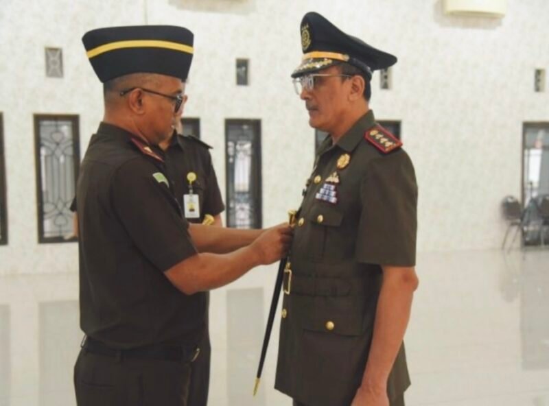 Kajati Aceh Teuku Rahmatsyah, S.H., M.H, M. Kn melantik Rajendra Dharmalinga Wiritanaya, S.H sebagai Kejari Pidie di Aula Serbaguna Soeprapto Kejati Aceh, Selasa (18/8/2026).