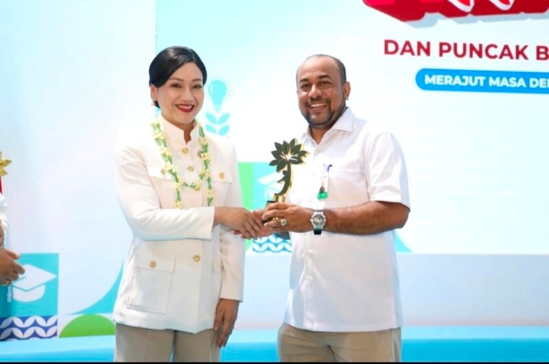 Direktur Utama Bank Aceh Syariah, Fadhil Ilyas, dari Ketua Dewan Komisioner Otoritas Jasa Keuangan (OJK), Friderica Widyasari Dewi, Bekasi, Jumat (28/8/2026).