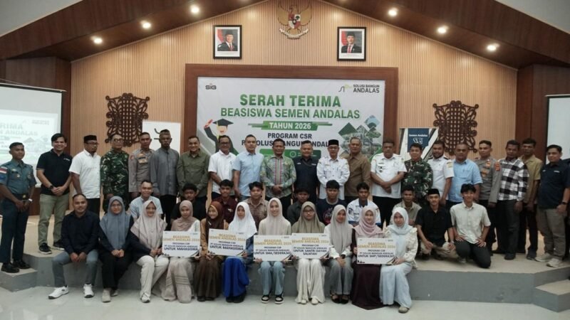 Manajemen PT Solusi Bangun Andalas foto bersama jajaran Pemkab Aceh Besar, Forkopimcam, dan perwakilan penerima Beasiswa Semen Andalas 2026 di Andalas Hall, Lhoknga.