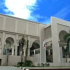 Kebijakan salah satu hotel di Aceh yang membebankan pembelian kaca bekas renovasi kepada karyawan menuai protes karena dianggap memberatkan pekerja di tengah lemahnya daya beli masyarakat.