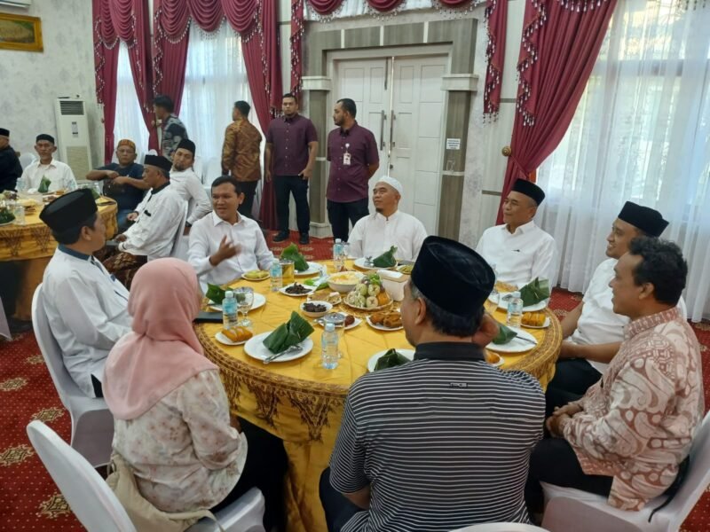 Wakil Gubernur Aceh, Fadhlullah, bersilaturahmi dan sarapan pagi bersama pengurus serta para imam Masjid Raya Baiturrahman di Rumah Dinas Wakil Gubernur Aceh, Banda Aceh, Sabtu (1/8/2026).