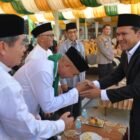 Suasana acara Milad ke-28 dan wisuda 106 santri Dayah Terpadu Inshafuddin di Banda Aceh, Sabtu (1/8/2026). Wakil Gubernur Aceh, Fadhlullah, hadir langsung dan mengingatkan para lulusan untuk terus menjaga nama baik almamater serta memegang teguh nilai-nilai Islam.