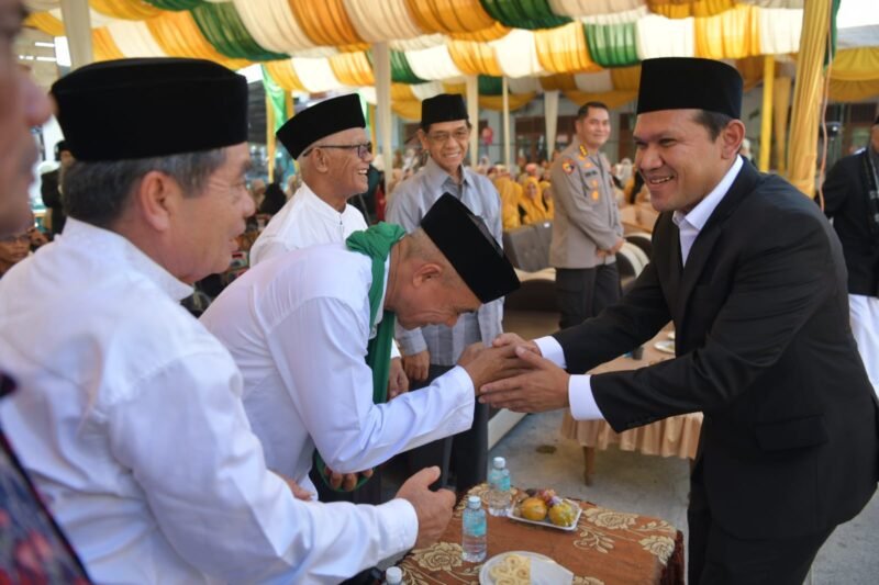 Suasana acara Milad ke-28 dan wisuda 106 santri Dayah Terpadu Inshafuddin di Banda Aceh, Sabtu (1/8/2026). Wakil Gubernur Aceh, Fadhlullah, hadir langsung dan mengingatkan para lulusan untuk terus menjaga nama baik almamater serta memegang teguh nilai-nilai Islam.