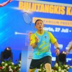 Kapolri Jenderal Pol. Listyo Sigit Prabowo saat bertanding bulu tangkis berpasangan dengan Widi Chandra Kasih pada penutupan Kejuaraan Bulu Tangkis Kapolri Cup 2026 di GOR UNJ, Jakarta, Sabtu (1/8/2026).
