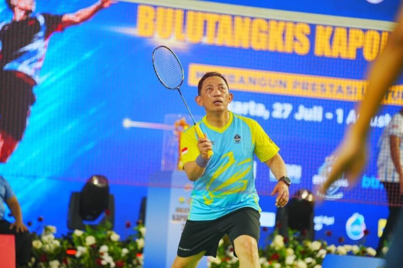 Kapolri Jenderal Pol. Listyo Sigit Prabowo saat bertanding bulu tangkis berpasangan dengan Widi Chandra Kasih pada penutupan Kejuaraan Bulu Tangkis Kapolri Cup 2026 di GOR UNJ, Jakarta, Sabtu (1/8/2026).