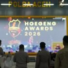 Kapolda Aceh Irjen Pol. Ruddi Setiawan bersama Wakapolda Aceh Brigjen Pol. Ari Wahyu Widodo dan Pejabat Utama Polda Aceh mengikuti kegiatan nonton bersama Malam Penganugerahan Hoegeng Awards 2026 secara virtual di Meuligoe Polda Aceh, Banda Aceh, Jumat (31/7/2026).