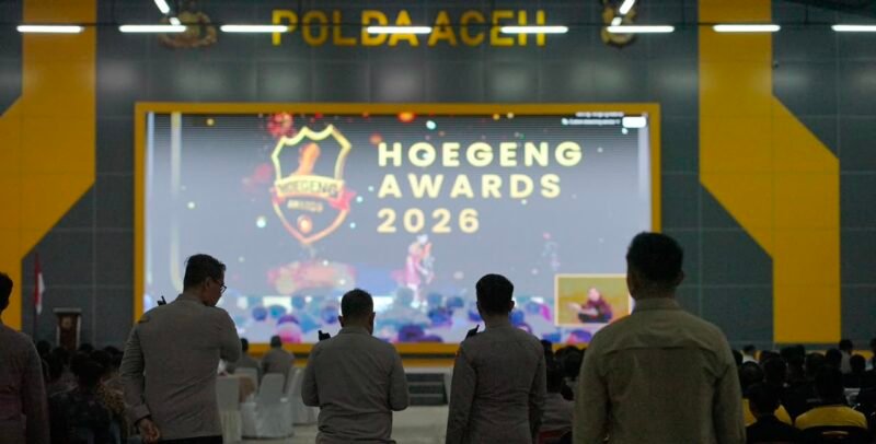Kapolda Aceh Irjen Pol. Ruddi Setiawan bersama Wakapolda Aceh Brigjen Pol. Ari Wahyu Widodo dan Pejabat Utama Polda Aceh mengikuti kegiatan nonton bersama Malam Penganugerahan Hoegeng Awards 2026 secara virtual di Meuligoe Polda Aceh, Banda Aceh, Jumat (31/7/2026).