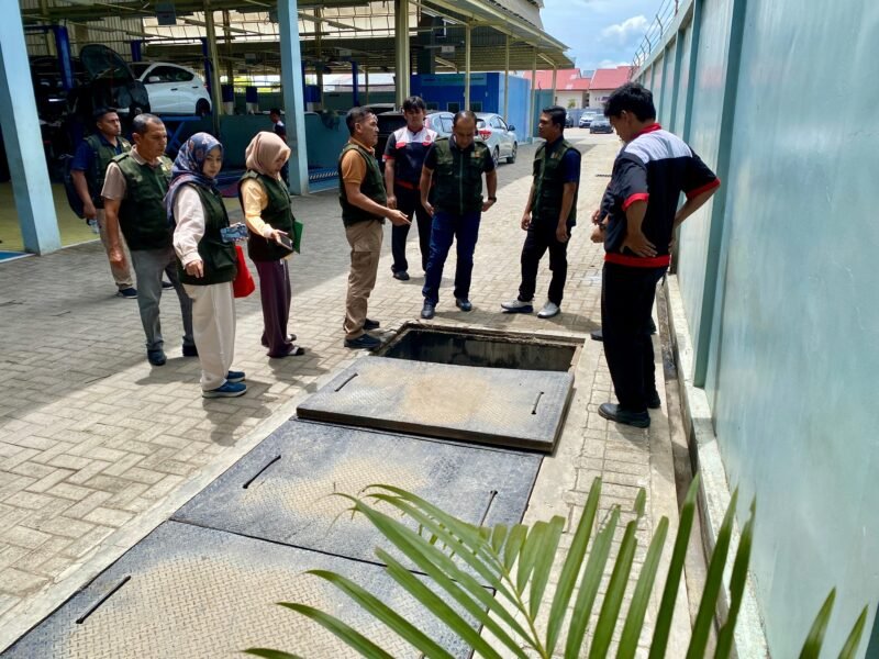 Tim Pengawas Lingkungan Hidup Aceh Besar melaksanakan inspeksi, pembinaan, dan pengawasan terhadap kepatuhan pengelolaan lingkungan di PT Armada Banda Jaya, showroom kendaraan Honda Arista, Kecamatan Darul Imarah, Kamis (30/7/2026). FOTO/MC ACEH BESAR