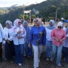 Ketua TP PKK Aceh, Marlina Usman (Kak Ana), menikmati pemandangan kabut pagi yang menyelimuti perbukitan dari area perkemahan Agrowisata Kilonam, Geumpang, Pidie, Aceh.
