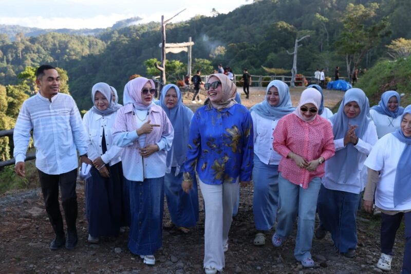 Ketua TP PKK Aceh, Marlina Usman (Kak Ana), menikmati pemandangan kabut pagi yang menyelimuti perbukitan dari area perkemahan Agrowisata Kilonam, Geumpang, Pidie, Aceh.