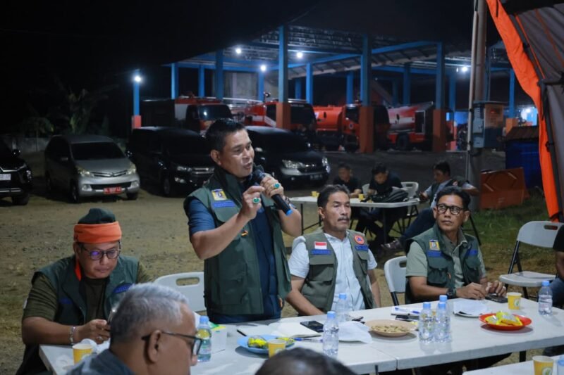 Bupati Aceh Besar, Syech Muharram memberikan arahan saat memimpin Rapat Keposkoan Siaga Darurat Bencana Kekeringan di Posko BPBD Aceh Besar, Sibreh, Minggu (2/8/2026) malam. FOTO/ MC ACEH BESAR