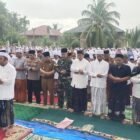 Camat Darul Kamal Husaini S.Pd.I dan ratusan masyarakat melaksanakan Shalat Istisqa di halaman Masjid Babussalam, Gampong Lamkunyet, Senin (3/8/2026).FOTO/ MC ACEH BESAR