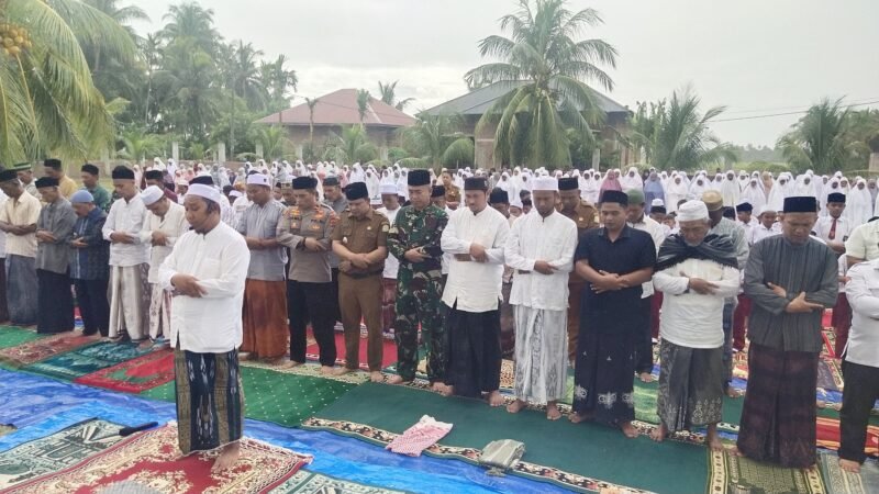 Camat Darul Kamal Husaini S.Pd.I dan ratusan masyarakat melaksanakan Shalat Istisqa di halaman Masjid Babussalam, Gampong Lamkunyet, Senin (3/8/2026).FOTO/ MC ACEH BESAR