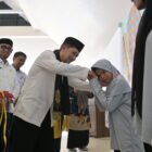 Asisten Sekda Aceh, Drs. Syakir, M.Si., secara resmi membuka kegiatan Masa Pengenalan Lingkungan Sekolah (MPLS) Sekolah Rakyat Tahun Ajaran 2026/2027 di Gampong Tumbo, Kuta Malaka, Aceh Besar (31/7/2026).