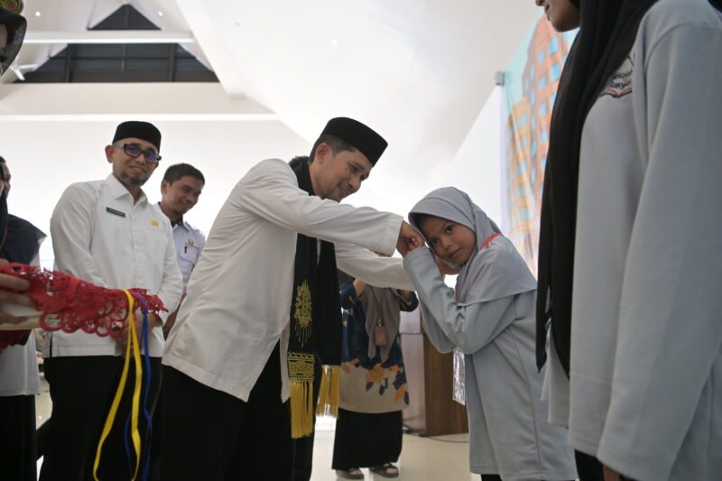 Asisten Sekda Aceh, Drs. Syakir, M.Si., secara resmi membuka kegiatan Masa Pengenalan Lingkungan Sekolah (MPLS) Sekolah Rakyat Tahun Ajaran 2026/2027 di Gampong Tumbo, Kuta Malaka, Aceh Besar (31/7/2026).