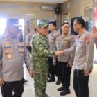 Kapolda Aceh Irjen Pol. Ruddi Setiawan menerima kunjungan silaturahmi Kasdam Iskandar Muda Brigjen TNI Dwi Sasongko di Ruang Kerja Kapolda Aceh, Mapolda Aceh, Banda Aceh, Senin (3/8/2026).