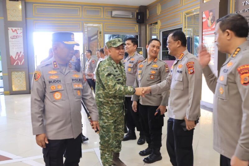 Kapolda Aceh Irjen Pol. Ruddi Setiawan menerima kunjungan silaturahmi Kasdam Iskandar Muda Brigjen TNI Dwi Sasongko di Ruang Kerja Kapolda Aceh, Mapolda Aceh, Banda Aceh, Senin (3/8/2026).