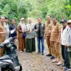 Plt Kepala Dinas Pertanian Aceh Besar, Imam Munandar, STP bersama tim pertanian melakukan tinjauan lapangan sawah yang terdampak kekeringan, di Blang Musang, Kecamatan Lhoknga, pada Senin (3/8/2026).FOTO/ MC ACEH BESAR