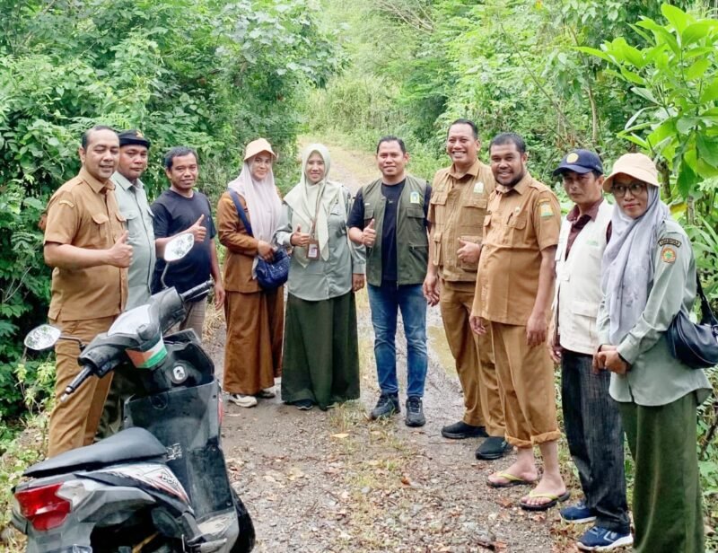 Plt Kepala Dinas Pertanian Aceh Besar, Imam Munandar, STP bersama tim pertanian melakukan tinjauan lapangan sawah yang terdampak kekeringan, di Blang Musang, Kecamatan Lhoknga, pada Senin (3/8/2026).FOTO/ MC ACEH BESAR