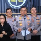 Kepala Divisi Humas Polri Irjen Pol. Johnny Eddizon Isir saat memberikan keterangan pers terkait jaminan situasi keamanan dan ketertiban masyarakat (sitkamtibmas) di kawasan pusat ekonomi nasional yang kondusif, Jakarta, Senin (3/8/2026).