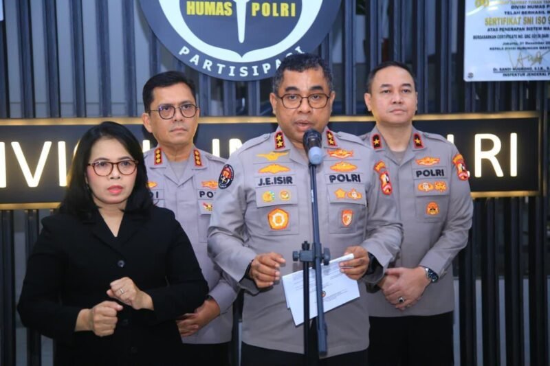 Kepala Divisi Humas Polri Irjen Pol. Johnny Eddizon Isir saat memberikan keterangan pers terkait jaminan situasi keamanan dan ketertiban masyarakat (sitkamtibmas) di kawasan pusat ekonomi nasional yang kondusif, Jakarta, Senin (3/8/2026).