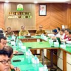 Pemerintah Aceh melalui arahan Gubernur Muzakir Manaf atau Mualem mengevaluasi kelangkaan semen di Aceh. Hasilnya, PT Solusi Bangun Andalas (SBA) menambah pasokan untuk memenuhi kebutuhan pembangunan dan rehabilitasi pascabencana. Berdasarkan rapat di Setda Aceh Senin 3 Agustus 2026