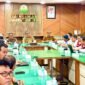 Pemerintah Aceh melalui arahan Gubernur Muzakir Manaf atau Mualem mengevaluasi kelangkaan semen di Aceh. Hasilnya, PT Solusi Bangun Andalas (SBA) menambah pasokan untuk memenuhi kebutuhan pembangunan dan rehabilitasi pascabencana. Berdasarkan rapat di Setda Aceh Senin 3 Agustus 2026