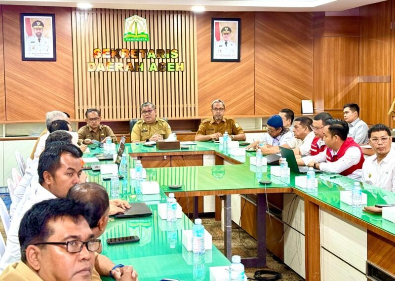 Kerja Tim Pemerintah Aceh mengurai antrean BBM membuahkan hasil. PT Pertamina Patra Niaga menambah penyaluran BBM untuk Aceh. Berdasarkan laporan Sekda Aceh M Nasir Syamaun kepada Gubernur Mualem, penyaluran Gasoil naik 120,4% dan Gasoline 109% dari kondisi normal. Informasi disampaikan SBM Aceh I Pertamina Ferdi Fajrian dalam rapat bersama Asisten II Setda Aceh Teuku Robby Izra, Senin 3 Agustus 2026.
