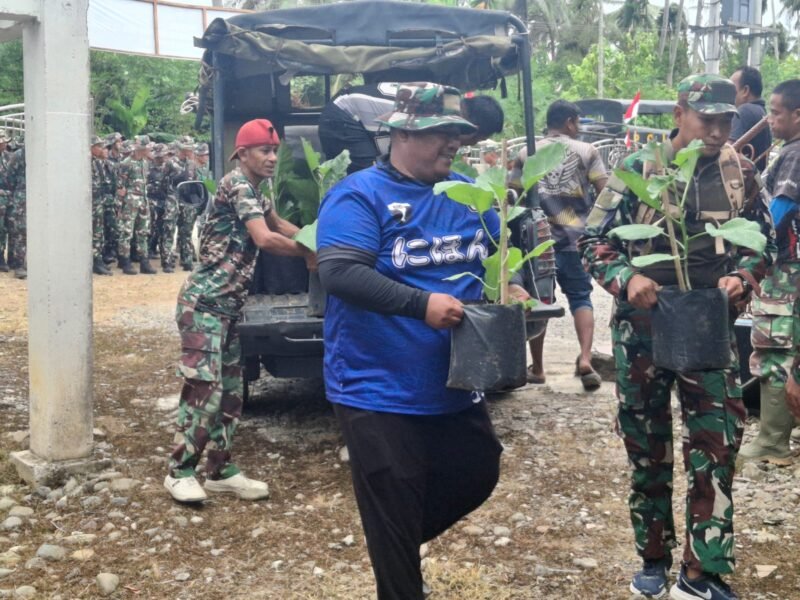 Anggota Satgas TMMD Ke-129 Kodim 0102/Pidie menyiapkan bibit sayuran untuk ditanam di pekarangan rumah penerima manfaat program RTLH di Desa Lhok Panah, Kecamatan Sakti, Kabupaten Pidie, Selasa (4/8/2026).