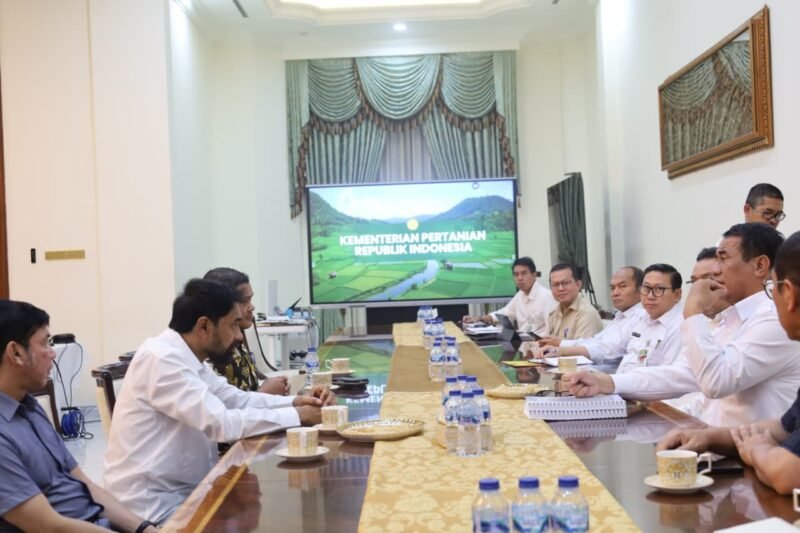 Gubernur Aceh Muzakir Manaf (Mualem) melakukan audiensi dengan Menteri Pertanian RI Andi Amran Sulaiman di kediaman dinas Mentan, Jakarta Selatan, Selasa (4/8/2026), guna membahas dukungan pemulihan lahan pertanian dan perkebunan terdampak bencana di Aceh.