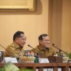 Wakil Gubernur Aceh Fadhlullah (Dek Fadh) berkoordinasi dengan Mendagri Tito Karnavian dan pihak Danantara terkait kelangkaan semen guna menjaga kelancaran rehabilitasi dan rekonstruksi pascabencana di Aceh, Banda Aceh, Selasa (4/8/2026).