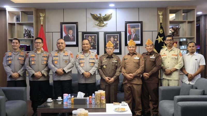 Kapolda Aceh Irjen Pol. Ruddi Setiawan, S.I.K., S.H., M.H., menerima kunjungan silaturahmi pengurus Legiun Veteran Republik Indonesia (LVRI) Provinsi Aceh di Ruang Kerja Kapolda, Mapolda Aceh, Senin 3 Agustus 2026.