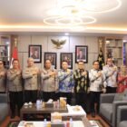 Kapolda Aceh Irjen Pol. Ruddi Setiawan, S.I.K., S.H., M.H., menerima kunjungan silaturahmi jajaran PT PLN (Persero) Unit Induk Pembangunan (UIP) Sumatera Bagian Utara di Ruang Kerja Kapolda Aceh, Selasa 4 Agustus 2026.