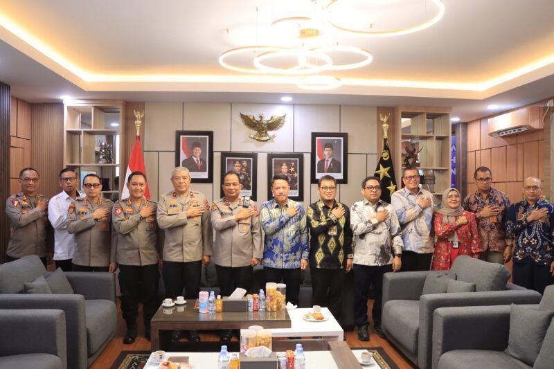 Kapolda Aceh Irjen Pol. Ruddi Setiawan, S.I.K., S.H., M.H., menerima kunjungan silaturahmi jajaran PT PLN (Persero) Unit Induk Pembangunan (UIP) Sumatera Bagian Utara di Ruang Kerja Kapolda Aceh, Selasa 4 Agustus 2026.