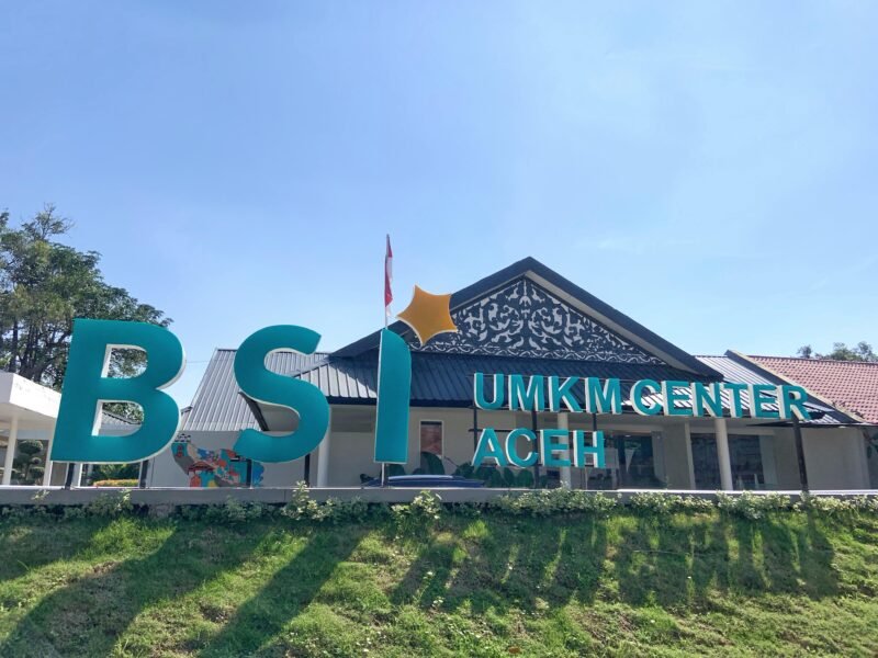 Pelaku usaha binaan saat mengikuti program pelatihan dan konsultasi bisnis di BSI UMKM Center. BSI mengoperasikan 35 Sentra UMKM, 4 UMKM Center, dan 23 Desa BSI guna mendampingi para pelaku usaha agar semakin legal, feasible, bankable, dan berdaya saing global.