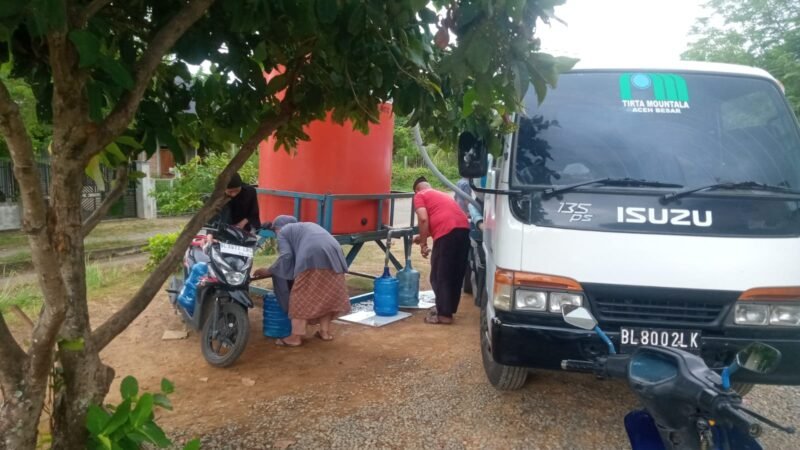 Petugas PDAM Tirta Mountala Aceh Besar menyuplai air bersih di Komplek Biluy Resort-Payaroh, Kecamatan Darul Imarah, Kabupaten Aceh Besar, Senin (3/8/2026). FOTO/ DOK MC ACEH BESAR