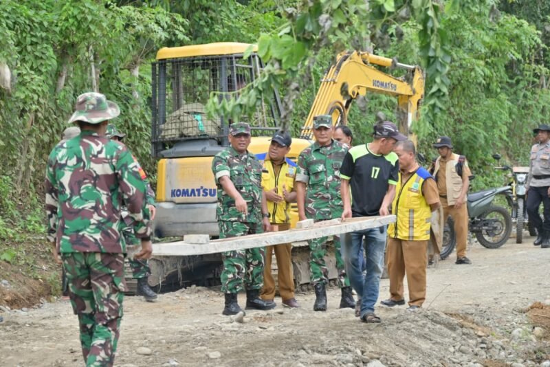 Ketua Tim Wasev TMMD Ke-129, Brigjen TNI Bambang Sulistyo Hery T. (tengah), didampingi Pabandaya Bakti Sterad Letkol Inf Dedi Iskandar dan Wakil Dansatgas TMMD Mayor Cpl Hendri Anto, menerima paparan progres kegiatan di Posko TMMD Ke-129 Kodim 0102/Pidie, Desa Lhok Panah, Kecamatan Sakti, Kabupaten Pidie.