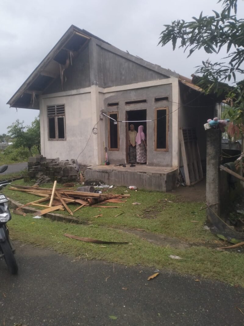 Angin kencang menghantam Gampong Menasah Lhok, Kecamatan Lhoong, Kabupaten Aceh Besar, Rabu 5 Agustus 2026.