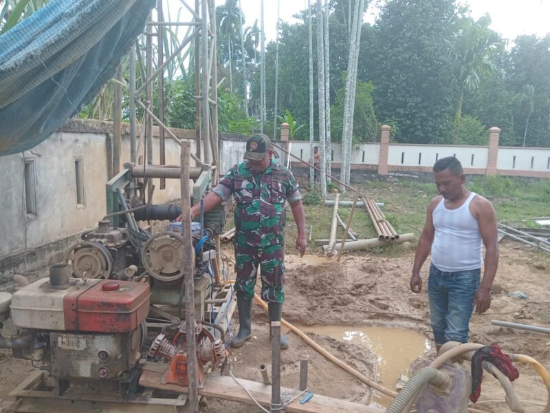 Personel Satgas TMMD Ke-129 Kodim 0102/Pidie bersama teknisi melakukan pengeboran sumur bor di Kompleks Masjid Desa Blang Cot, Kecamatan Sakti, Kabupaten Pidie, Rabu (5/8/2026). 