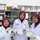 Tim mahasiswa Jurusan Teknik Kimia Universitas Syiah Kuala Banda Aceh berhasil mengembangkan inovasi membran penyaring air berbasis bahan alam.