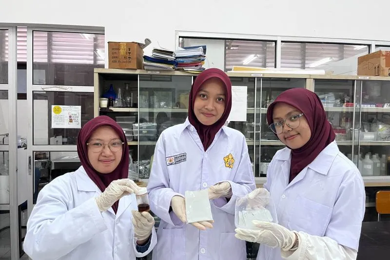 Tim mahasiswa Jurusan Teknik Kimia Universitas Syiah Kuala Banda Aceh berhasil mengembangkan inovasi membran penyaring air berbasis bahan alam.