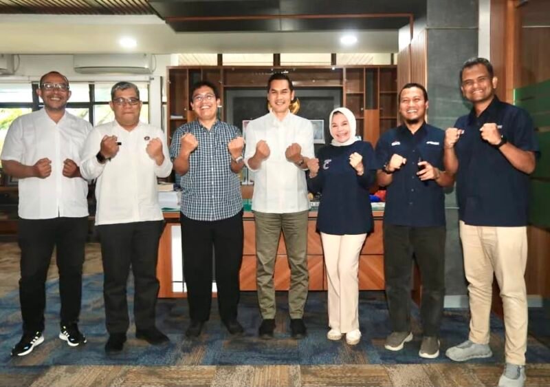 Wakil Gubernur Aceh Fadhlullah atau Dek Fadh mendampingi Wakil Presiden RI Gibran Rakabuming Raka dalam kunjungan kerja ke lokasi terdampak bencana hidrometeorologi di Aceh, Rabu 6 Agustus 2026. 