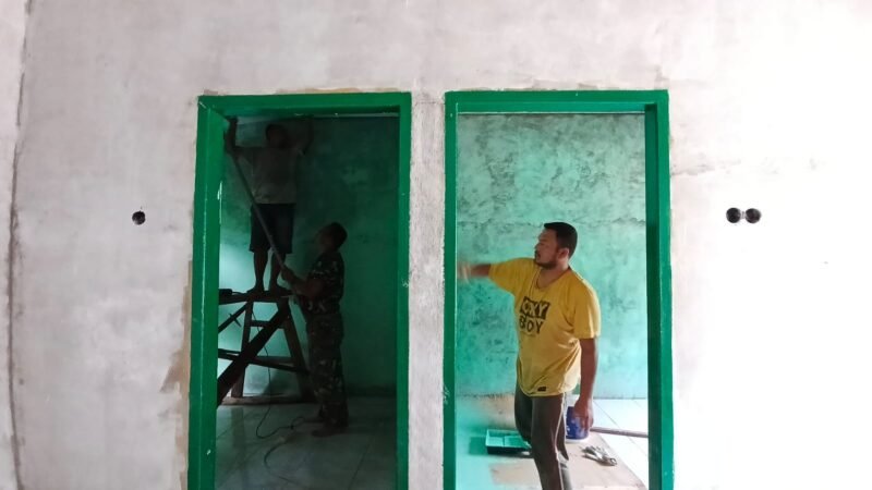 Personel Satgas TMMD Reguler ke-129 Kodim 0107/Aceh Selatan bersama warga memasang plafon rumah tidak layak huni (RTLH) di Desa Kemumu Hilir, Kecamatan Labuhanhaji Timur, Aceh Selatan, Kamis (6/8/2026).