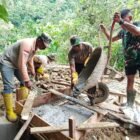 Personel Satgas TMMD Reguler ke-129 Kodim 0107/Aceh Selatan bersama warga melakukan pengecoran jembatan box culvert titik 3 di Desa Kemumu Sebrang, Kecamatan Labuhanhaji Timur, Aceh Selatan, Kamis (6/8/2026).